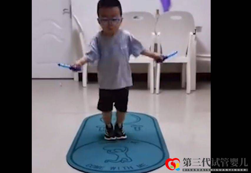 7歲男孩基因突變身高停在3歲，父母陪伴跳繩追高(圖1)