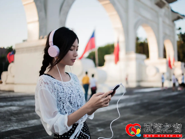 抑郁患者可與多聽(tīng)舒緩的音樂(lè)