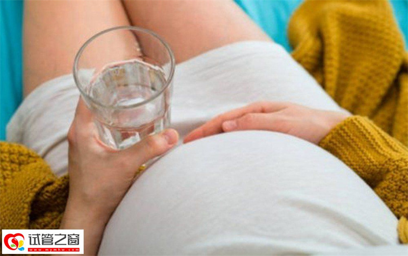 孕婦飲用水、手、酒器、舒適、頸部、酒器、紡織品、水、餐具、手勢